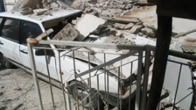 İş yerinin duvarı otomobilin üzerine çöktü