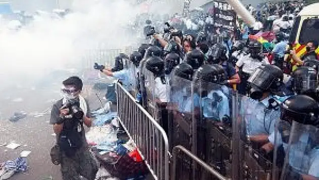 Hong Kong'da çevik kuvvet sokaklardan çekildi