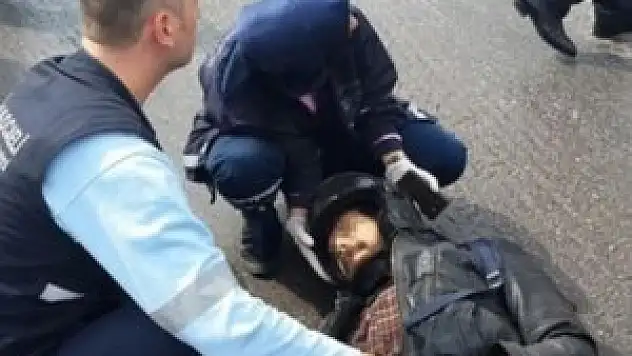 Motosiklet sürücüsü duran araca çarptı