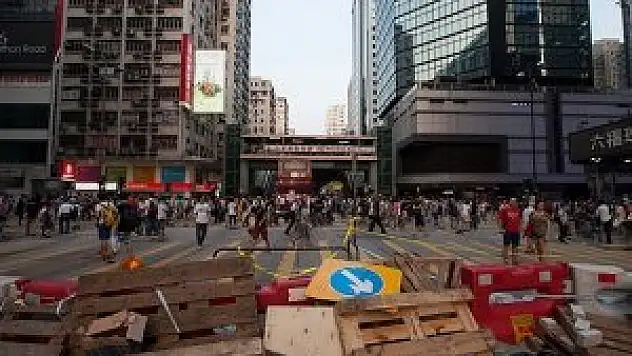 Hong Kong'da polis çekilmeye başladı