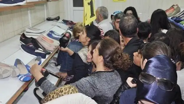 1 liralık ayakkabı izdihamı