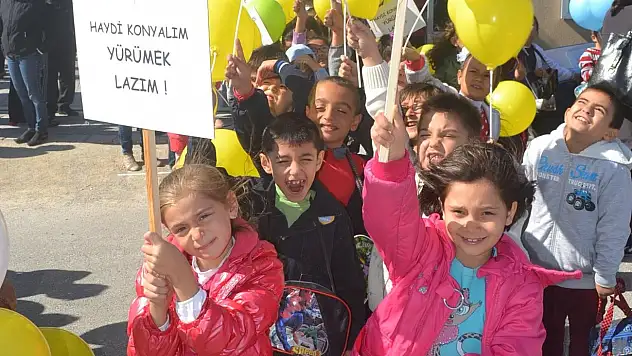 Sağlık için yürüyüp uçurtma uçurdular