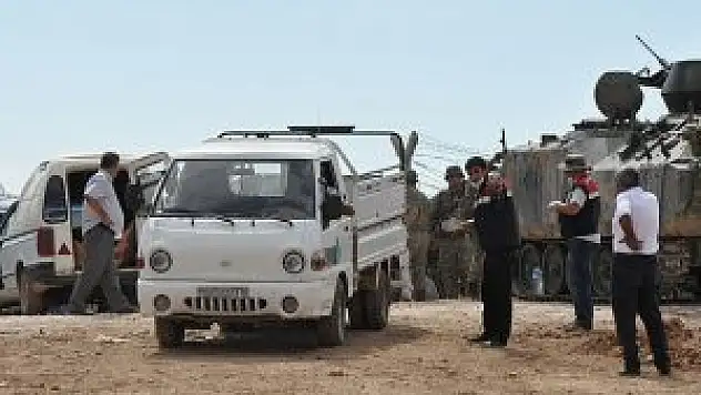 Suriyeli Kürtler'in araçları Türkiye tarafına alınıyor