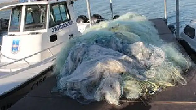 Beyşehir gölündeki yasak misina ağlar toplandı