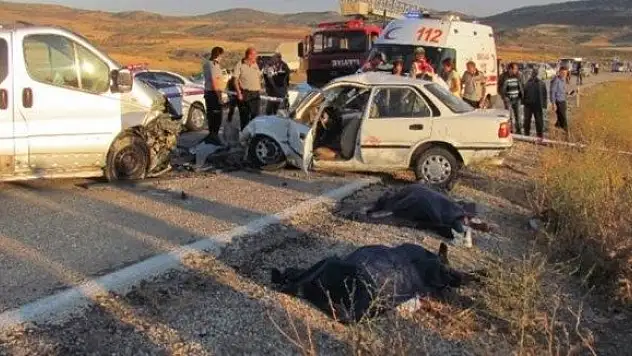 Kafa kafaya çarpıştılar: 3 ölü