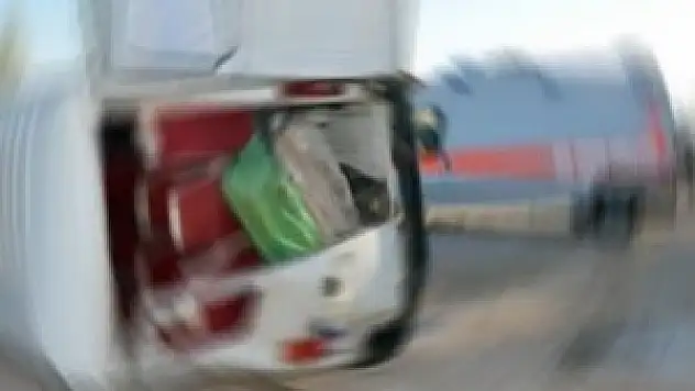 Minibüs TIR'la çarpıştı: 1 ölü