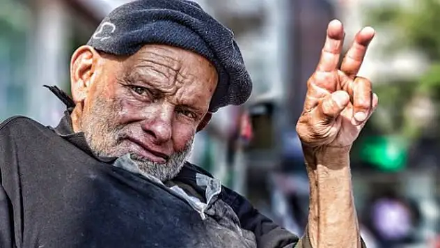 Poşetli dede para verene bakın ne dermiş!