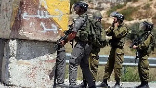 İsrail askerleri 21 Filistinliyi gözaltına aldı