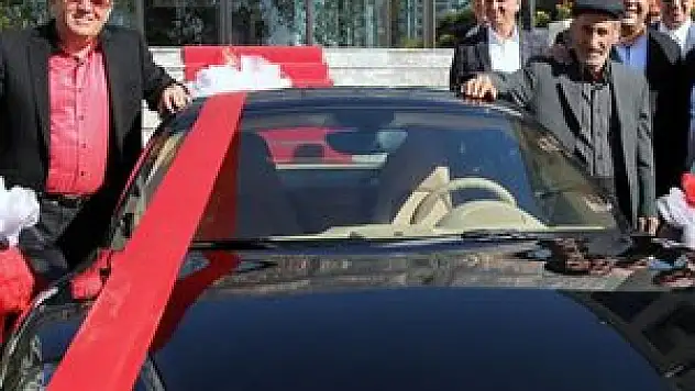 Süt sağarken Porsche sahibi olduğunu öğrendi