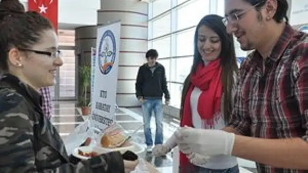 Buğday çorbası, hoşaf ve ekmek yediler