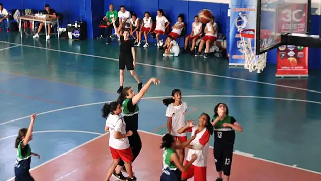 Seydişehir'de Zafer Bayramı Basketbol Turnuvası