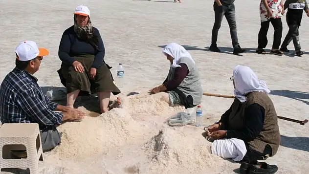 Yaşlı, genç şifa için Tuz Gölü'ne geliyor
