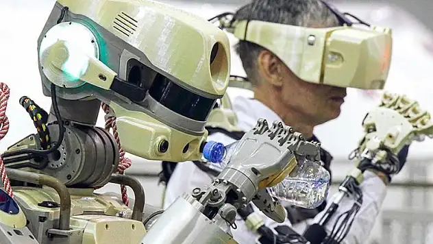 İnsansı robotu taşıyan Rus mekiği uzay istasyonuna bağlandı