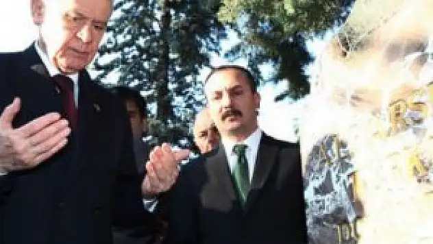 Devlet Bahçeli, Türkeş'in mezarını ziyaret etti