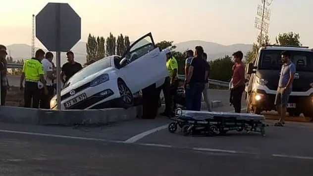 Kontrolden çıkan otomobil refüjde asılı kaldı: 2 yaralı