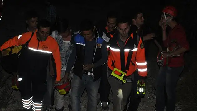 Tepede mahsur kalan 3 kişi kurtarıldı