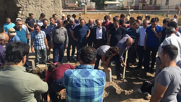 Eşi tarafından eşarpla öldürülen kadın defnedildi
