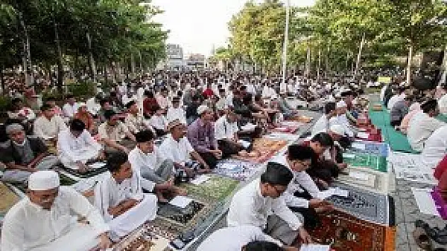 Endonezya ve Kamerun'da bayram