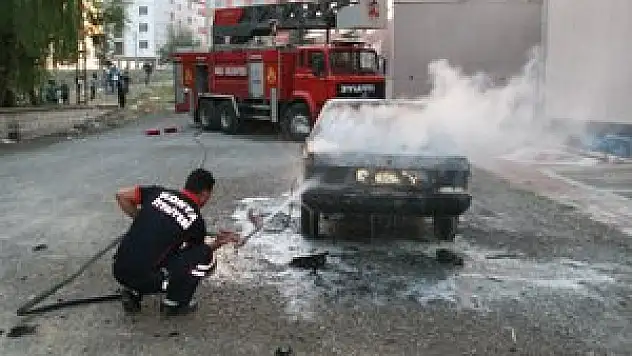 Park halindeki otomobil yanarak hurdaya döndü