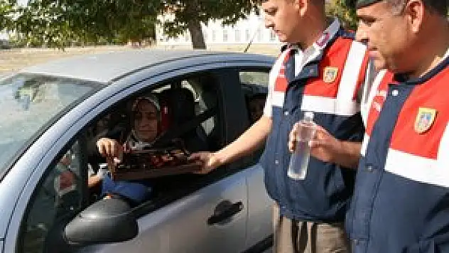 Kulu jandarmasından sürücülere çikolata ikramı