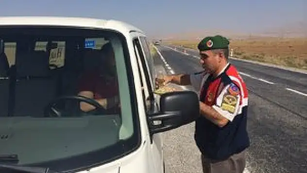 Yunak jandarmasından sürücülere şekerli uyarı