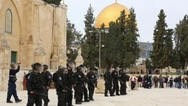 İsrail Mescid-i Aksa'da müslümanlara saldırdı