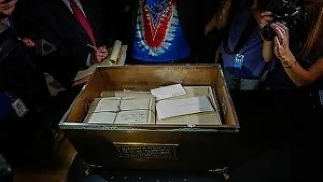 Asırlık ''zaman kapsülü'' açıldı