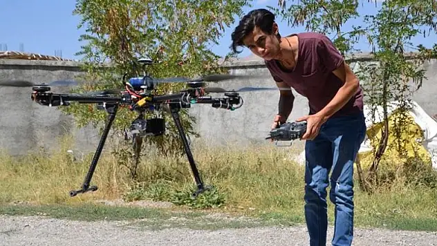 Yüksekovalı genç, hurda malzemelerle drone yaptı