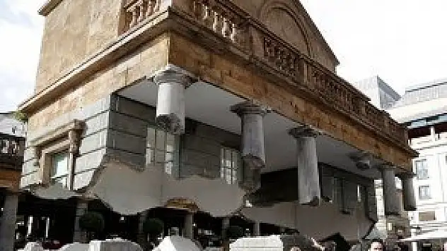 Londra'da 'havada duran bina'