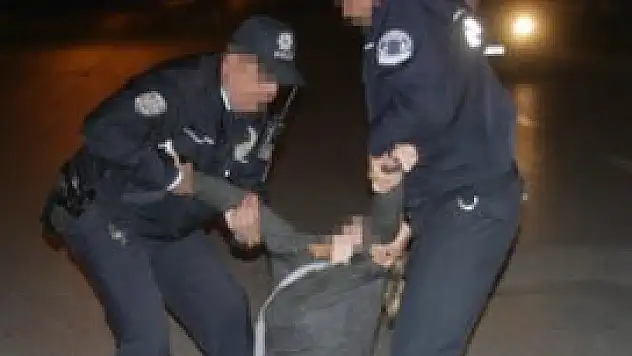 Kocasıyla kavga etti, kendini yola attı