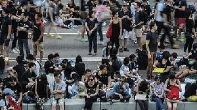 30 bin Hong Konglu sokaklara döküldü