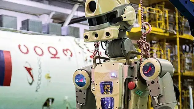 Görevini uzayda tamamlayan insansı robot dünyaya döndü