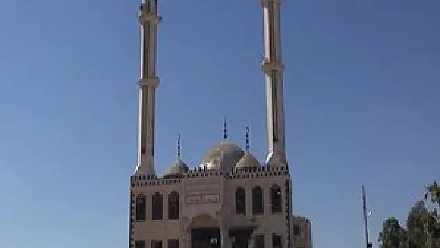 Cami yerine burada namaz kılıyorlar