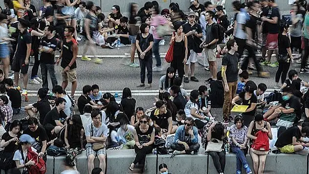 30 bin Hong Konglu sokaklara döküldü