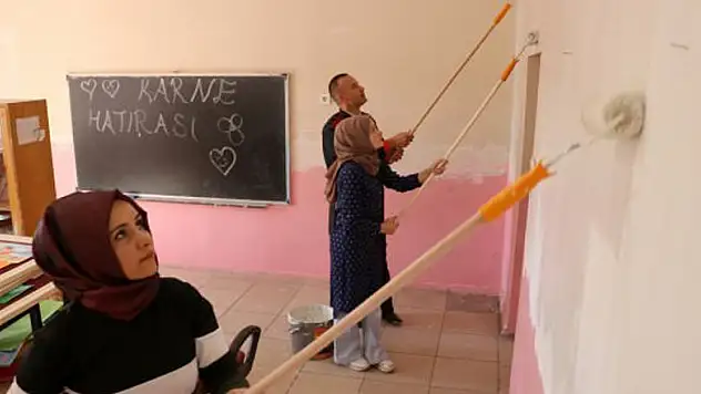 Milli Eğitim Müdürü tulum giyip okul boyadı