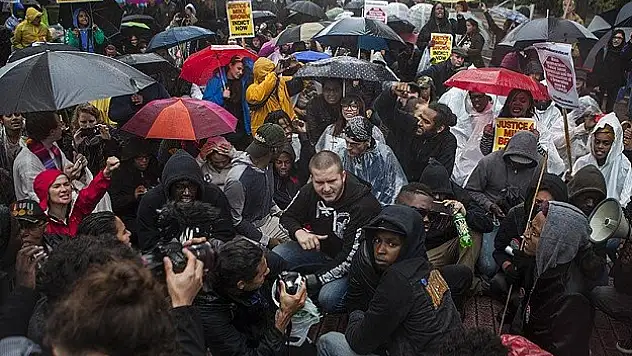 ABD'de siyahi gencin vurulmasına öfke büyüyor