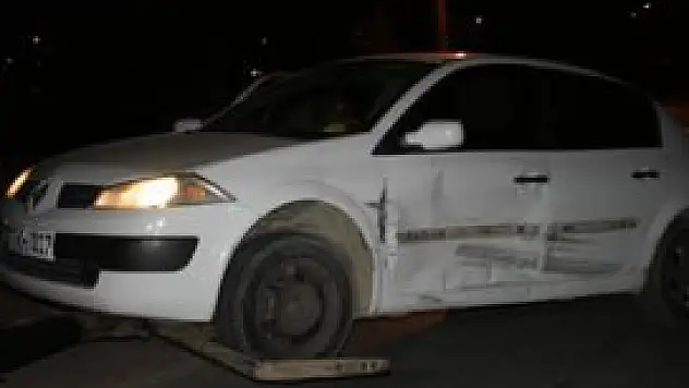 Otomobil polis aracı ile çarpıştı