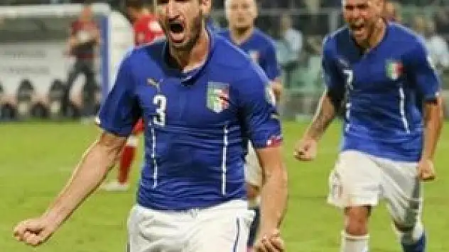 Hem kendi takımının hem rakibin gollerini attı