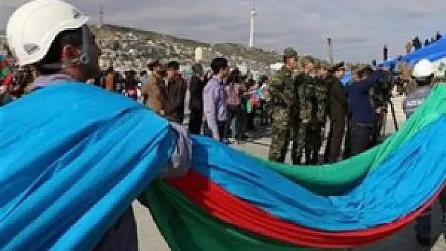 En yüksek bayrak direğine Azerbaycan bayrağı çekildi