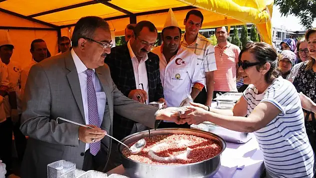 Selçuk'ta 'Geleneksel Aşure İkramı' yapıldı