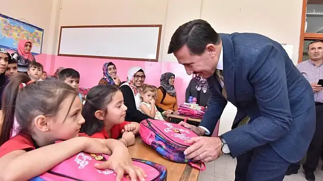 Karatay Belediyesi okula yeni başlayan öğrencileri ödüllendirdi