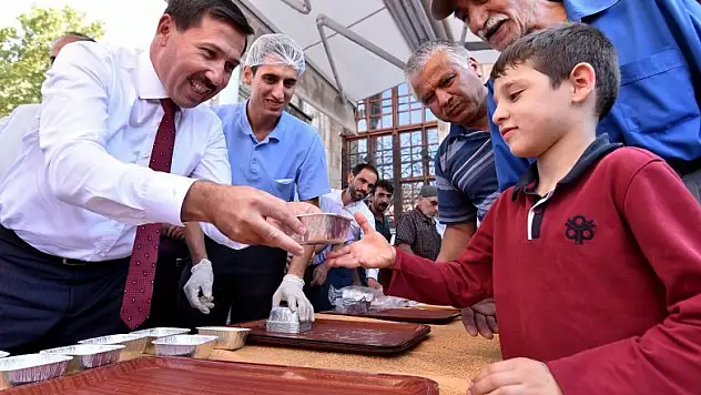 Karatay Belediyesi vatandaşlara aşure ikram etti