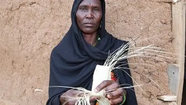 Çamur ve çalıdan yapılan evlerde yaşıyorlar