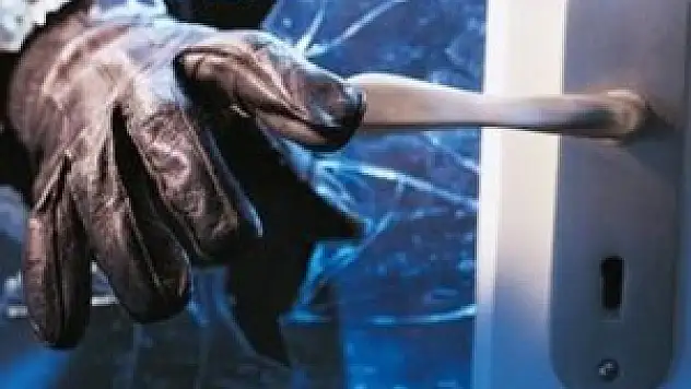 Parayı az bulunca sucukları çaldılar