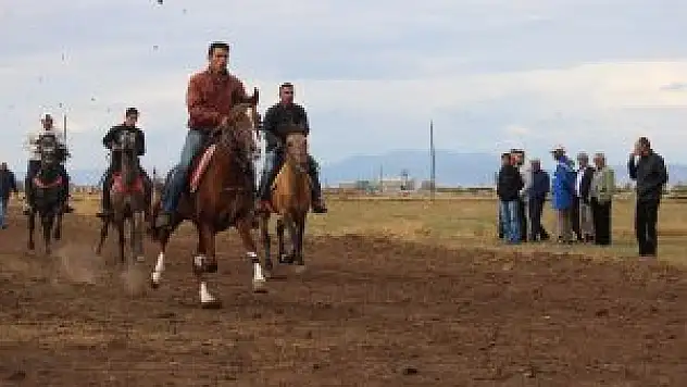 Rahvan at yarışları nefes kesti