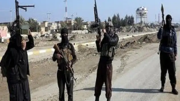 IŞİD Irak'a ait askeri kışlayı ele geçirdi