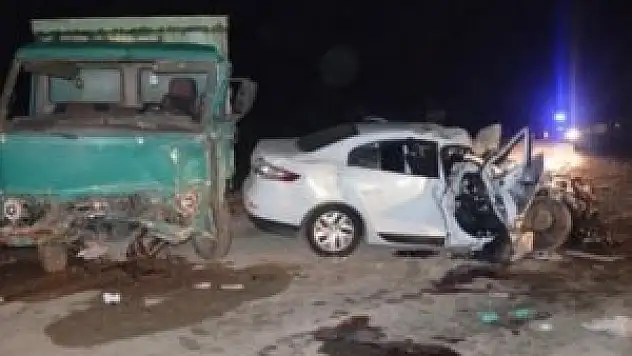 Otomobille kamyonet çarpıştı: 3 ölü