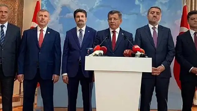 Ahmet Davutoğlu AK Parti'den resmen istifa etti