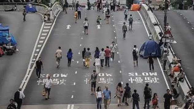 Polis göstericilerin kurduğu barikatları kaldırdı