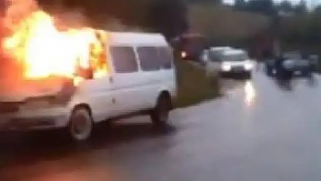 Seyir halindeki minibüs yandı